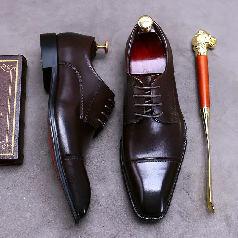 Zapatos elegantes de cuero