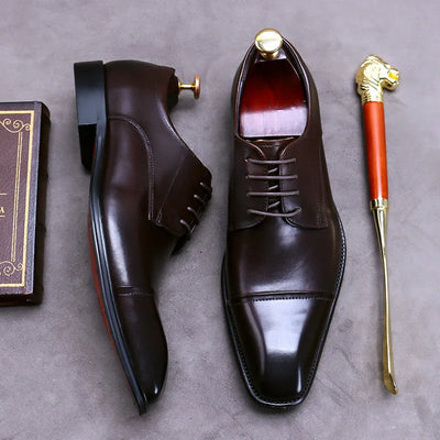 Zapatos elegantes de cuero