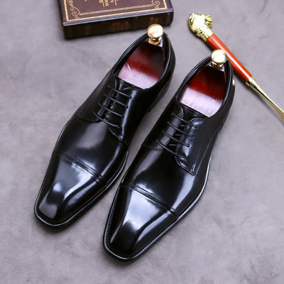 Zapatos elegantes de cuero