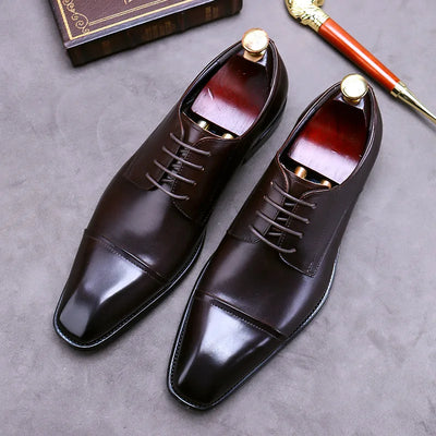 Zapatos elegantes de cuero